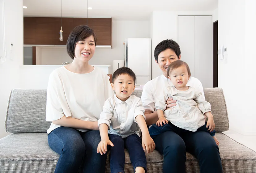 4人家族がソファに座る写真