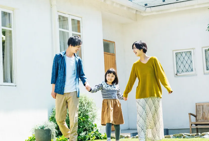 家族が手を繋ぎ笑顔の写真